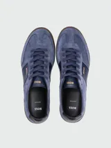 Championes acordonados Boss modelo Brandon-Tenn, color azul de gamuza con detalles en azul marino y suela marrón.