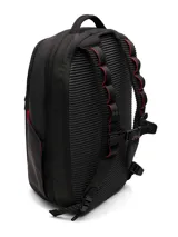 Mochila Under Armour No Weigh color negro, con tecnología UA Storm resistente al agua, compartimento principal amplio, espacio para dispositivos y múltiples bolsillos con cierre.