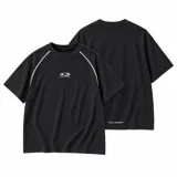 Remera negra de algodón de corte holgado, con mangas cortas, líneas blancas en las costuras raglán y pequeño estampado frontal.