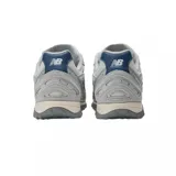Championes urbanos New Balance modelo 204L, color gris con detalles en azul marino. Presentan una combinación de malla y gamuza, con el logo lateral característico y suela de goma con relieve.