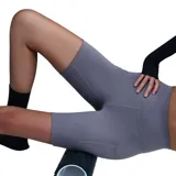 Biker shorts deportivos de tiro alto con bolsillos laterales integrados, confeccionados en tejido elástico de alto rendimiento.