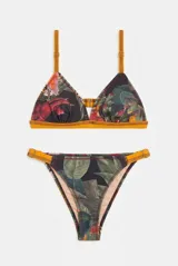 Conjunto de bikini azul con tirantes y detalles de banda estampada multicolor, y forro interior en tono verde lima.
