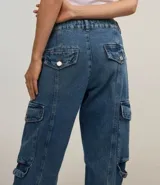 Pantalón de jean corte recto con diseño de bolsillos cargo laterales y detalles de recortes. Cuenta con cintura con trabillas y cierre frontal con botón y cremallera.