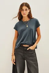 Remera negra de manga corta con escote en V y calce holgado.