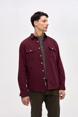 Sobrecamisa de algodón color bordó, con cuello solapa, cierre frontal con botones y dos bolsillos en el pecho con tapa.