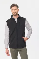 Chaleco de abrigo confeccionado en tejido polar, con cierre frontal completo, cuello alto y bolsillo vertical en el pecho con logo bordado en contraste.