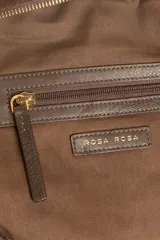 Bandolera de gamuza color marrón con diseño de media luna, decorada con tachas metálicas doradas distribuidas en el frente. Cuenta con cierre superior metálico y correa larga ajustable para llevar cruzada.
