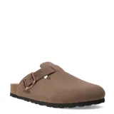 Zuecos de gamuza color taupe, con diseño de punta cerrada, una hebilla metálica lateral y suela de corcho con base de goma negra.