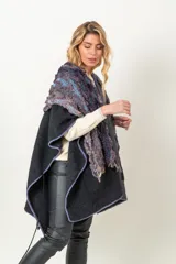 Capa artesanal combinada en texturas de color negro y gris con aplique de chal y dos bolsillos.