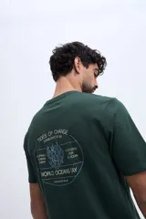 Remera de algodón color beige, de manga corta y corte regular, con estampa en la espalda inspirada en el océano.