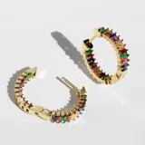 Par de aros tipo argolla dorados, cubiertos de cristales multicolores.