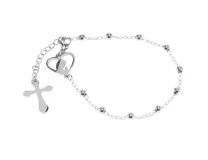 Pulsera tipo rosario de acero con baño de plata, compuesta por pequeñas cuentas esféricas, un dije en forma de corazón con la figura de la virgen niña en su interior y un colgante con una cruz.