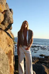 Pantalón de cuero blanco de corte holgado y diseño cómodo, con cintura elástica.