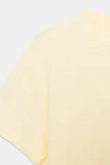 Remera blanca de algodón, de corte regular fit, cuello redondo y manga corta con acabados sin costuras.