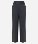 Pantalón de sastrería de corte recto y tiro alto, con diseño de pierna ancha, trabillas en la cintura, cierre frontal con botón y cremallera, y bolsillos laterales con costuras verticales.