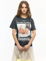 Remera negra de manga corta con cuello redondo, confeccionada en jersey de algodón, de calce regular y largo a la cadera, con estampa frontal inspirada en la película "Une femme sous influence".