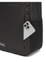 Mochila Under Armour color negro, con diseño clásico de cierre superior, bolsillo frontal vertical con cierre, bolsillos laterales de red y logo blanco estampado en la parte superior.