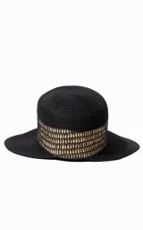 Sombrero de ala ancha color negro con detalle de cinta estampada en tonos dorados alrededor de la copa.