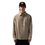 Camisa de manga larga color beige con rayas verticales azules y bolsillo en el pecho.