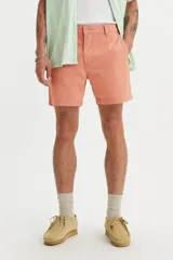 Bermuda de sarga color salmón, con bolsillos laterales y traseros.