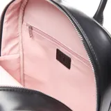 Mochila negra de cuero sintético con diseño acolchado en forma de hexágonos. Tiene un asa de mano en la parte superior, correas regulables para los hombros, herrajes plateados, forro interior textil y un bolsillo interno con cierre.