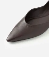 Zapatilla tipo bailarina Satinato confeccionada en cuero, con diseño de punta fina y suela plana.