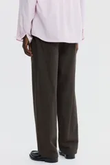 Pantalón marrón de corte regular fit en mezcla de algodón, con cintura elástica y cordón de ajuste, bolsillos al bies y piernas rectas.