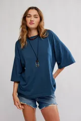 Remera de algodón azul con diseño oversize, cuello redondo y mangas cortas holgadas con caída en los hombros.