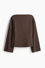 Top de manga larga color marrón oscuro, confeccionado en tejido de punto suave, con escote bote y mangas amplias.