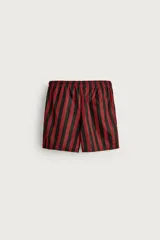 Short de baño confeccionado en tejido técnico, con diseño de rayas verticales en color verde y negro. Cuenta con cintura elástica ajustable con cordón, bolsillos laterales y bolsillo trasero con vivo, además de forro interior.