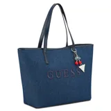 Cartera tipo tote bag Guess modelo Keira Denim, color azul con acabado de mezclilla. Cuenta con asas dobles de cuero sintético azul oscuro, logo "GUESS" bordado en relieve al frente y un llavero colgante con dijes de cerezas y forma triangular metálica.