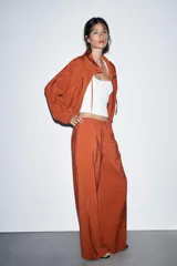 Top blanco de tejido acanalado, corte ajustado, con escote cuadrado y cuello halter ancho.