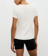 Remera deportiva de microfibra color blanco, con cuello redondo, mangas cortas y paneles laterales con textura perforada para mayor ventilación.