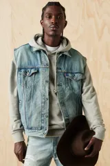 Chaleco de denim Levi's modelo Relaxed Trucker Vest en color azul claro con lavado desgastado, bolsillos con solapa en el pecho y cierre frontal de botones metálicos.