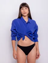 Bombacha de bikini tiro bajo color negro, con textura de flores.