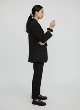 Pack de dos scrunchies (colitas de pelo) negras, una con textura lisa y otra con detalle de strass o brillos.