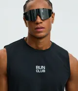 Musculosa deportiva Get Over de poliamida con tecnología dry, color gris oscuro, con cuello redondo, diseño sin mangas y estampa frontal con el texto "RUN CLUB".