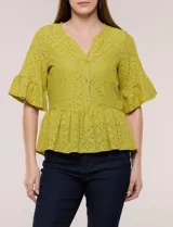 Blusa de encaje calado color verde lima, de silueta entallada con corte peplum, escote en V con botones frontales y mangas al codo con volados.