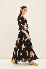 Falda larga de viscosa georgette color negro con estampado floral abstracto en tonos pastel (rosa, amarillo, celeste). La falda tiene un calce amplio con elástico y frunces en la cintura trasera.