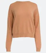 Buzo de punto color verde lima, con cuello redondo, manga larga y diseño de sisa desplazada.