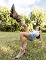 Bucaneras de caña alta color marrón, de gamuza, con taco de madera.