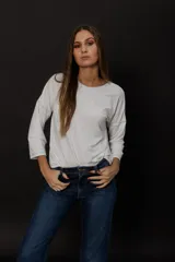 Remera blanca de algodón con mangas largas y estampado de alas en la espalda.