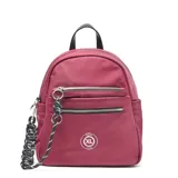 Mochila de diseño urbano en color bordó, confeccionada en material textil. Cuenta con compartimento principal con cierre, bolsillo frontal con cierre, manija superior y detalle de llavero trenzado en blanco y negro. Incluye logo circular de la marca en la parte inferior.