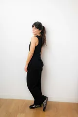 Pantalón sastrero negro de corte recto y relajado, confeccionado en viscosa y algodón.