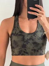 Top deportivo verde militar con estampado batik, breteles anchos y espalda deportiva.