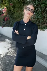 Minifalda de tiro alto en tejido de punto negro, con cintura elástica y diseño de bajo con terminación en ondas.