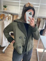 Chaqueta negra con forro tipo corderito, doble botonadura y cuello solapa.