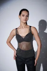 Musculosa sin mangas con diseño de malla metálica recubierta de strass brillante, con escote profundo y corte al cuerpo.