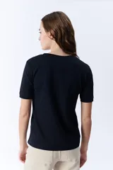 Remera negra de corte recto y mangas cortas con puño.