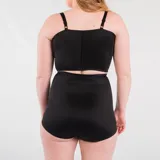 Top negro para post-operatorio de mamas confeccionado en tela de faja de alta contención, con broches delanteros reforzados y breteles elásticos regulables.